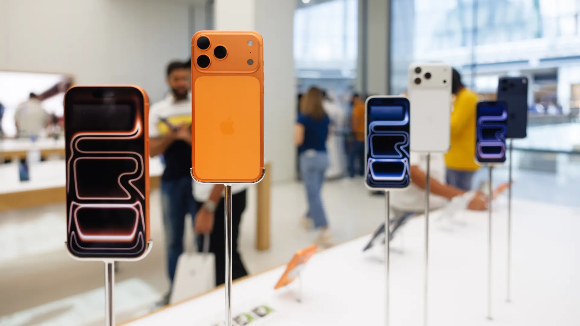 Imagem mostra diversos telefones da Apple em um mostruário