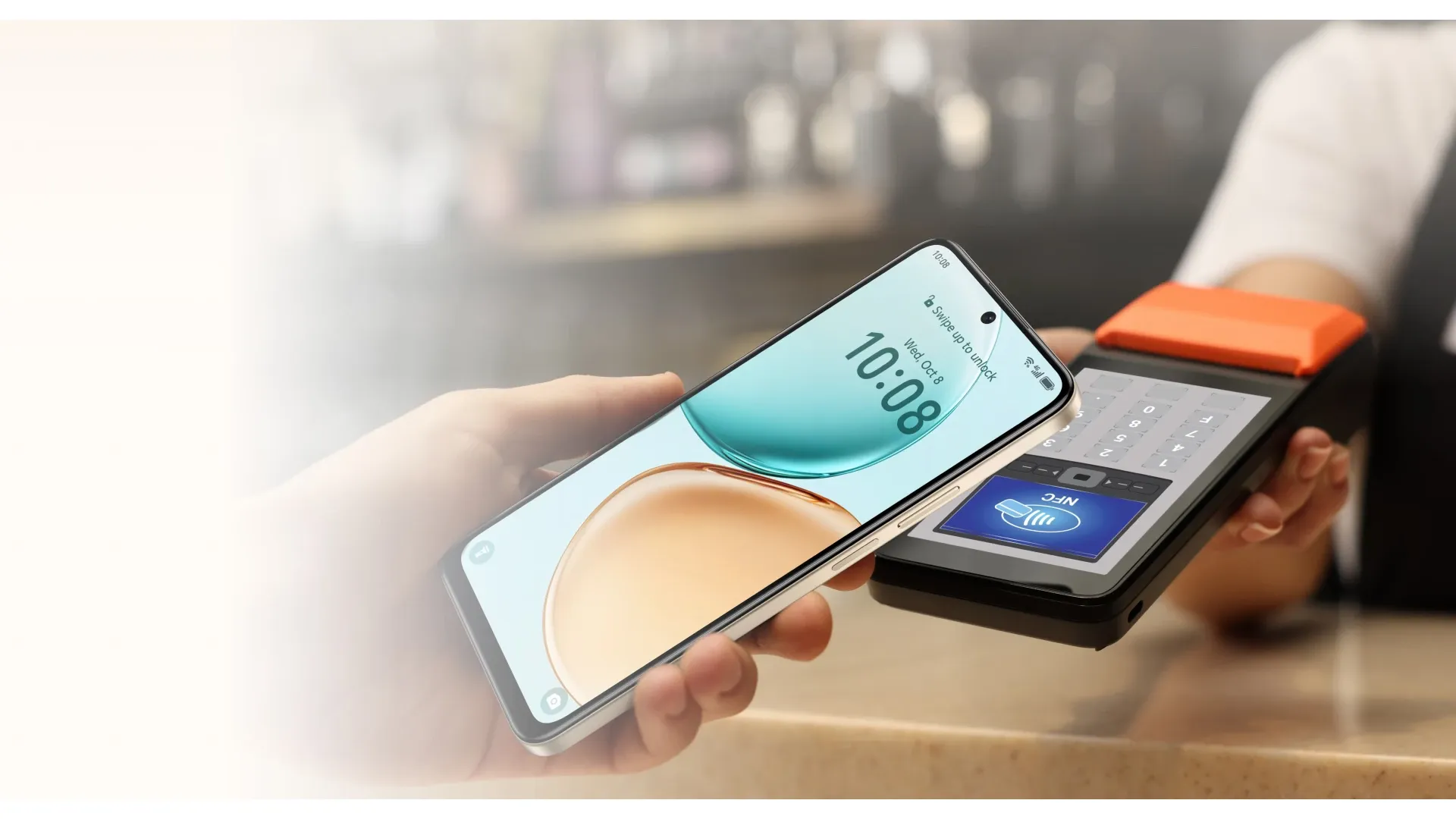 Tela do celular HONOR X7d na mão de homem se aproximando de uma máquina de cartão