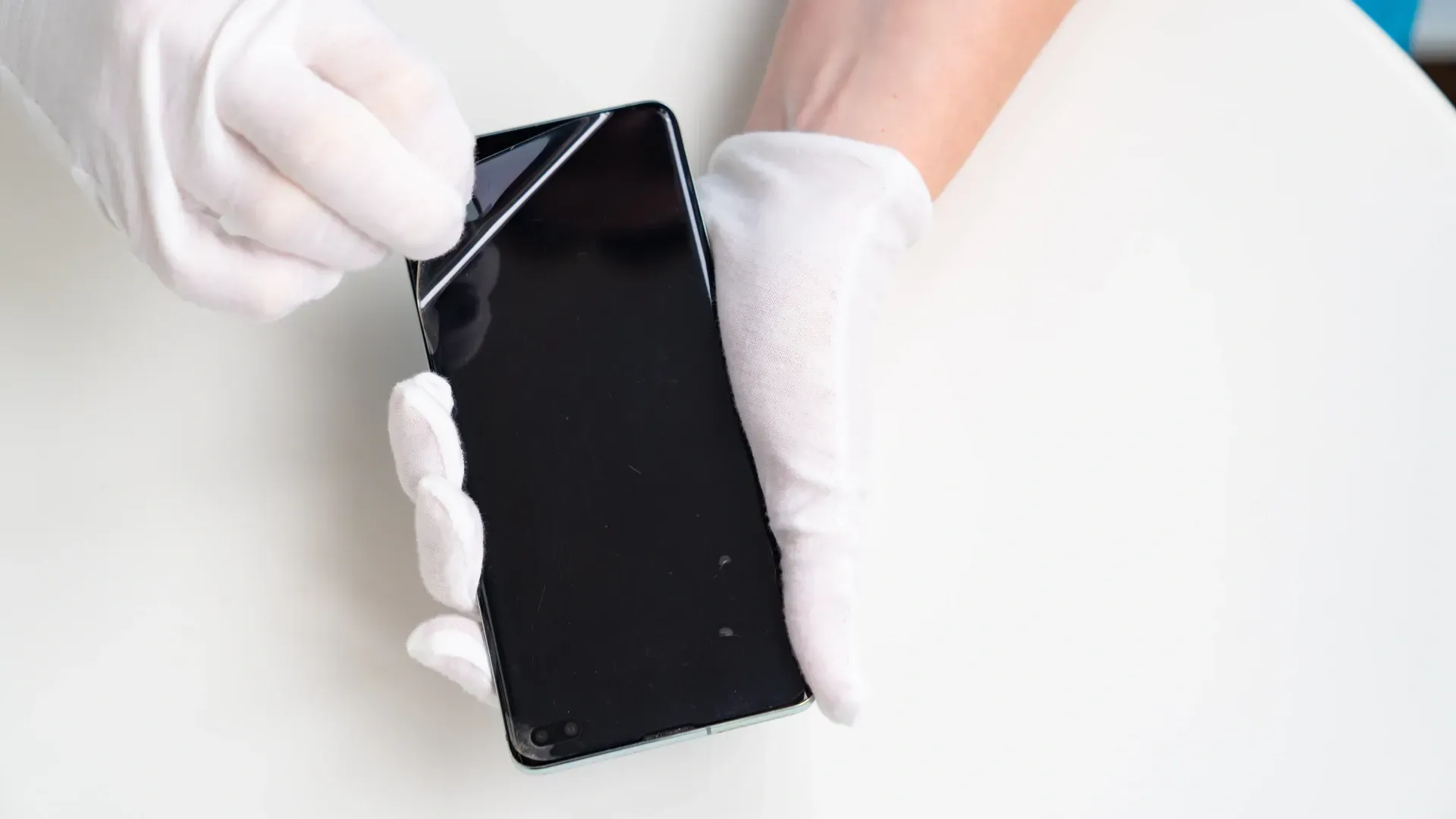 Imagem de uma película sendo retirada de um celular  