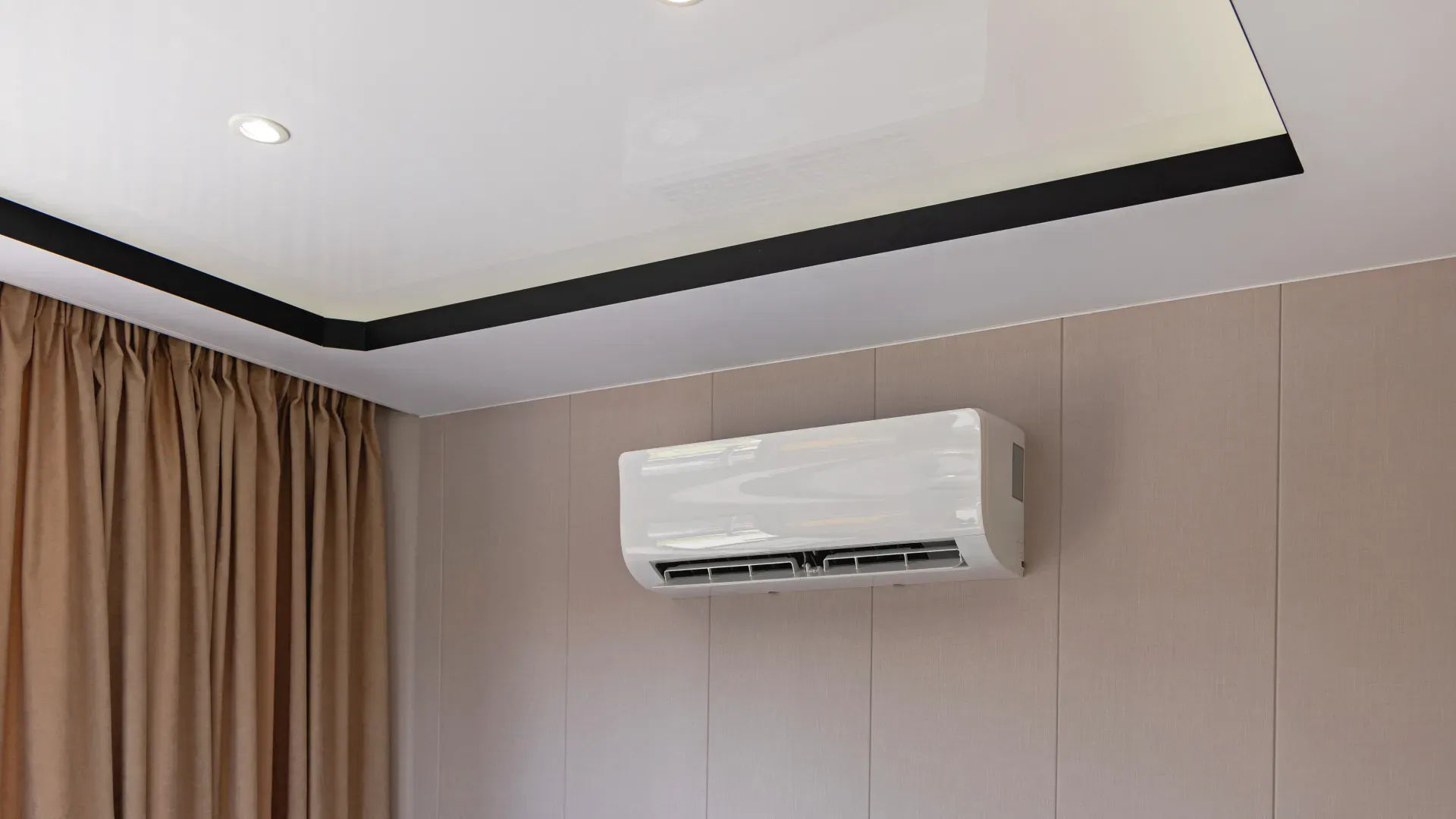 Ar-condicionado split 18000 BTUs instalado na parede