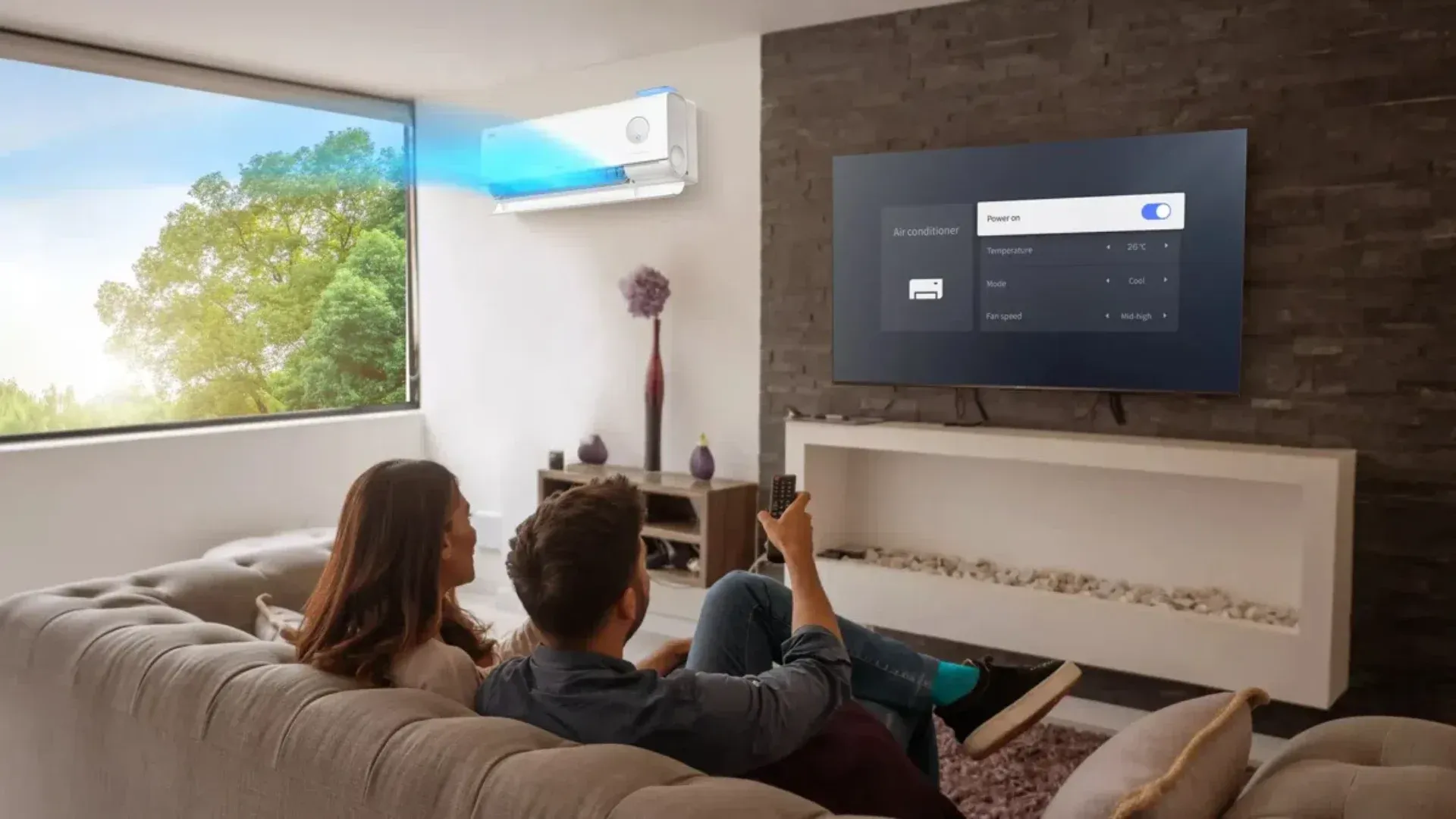 Casal controlando o ar-condicionado TCL pela TV, em uma sala de estar