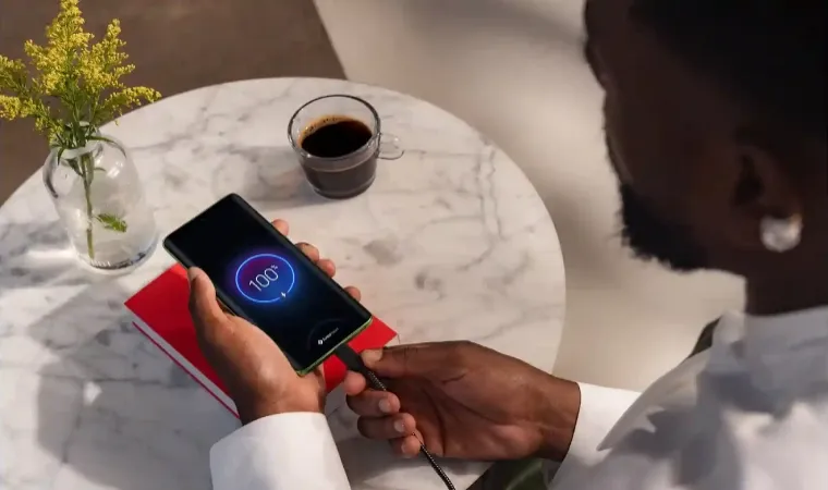 Homem conectando o seu Motorola Edge 60 ao carregador