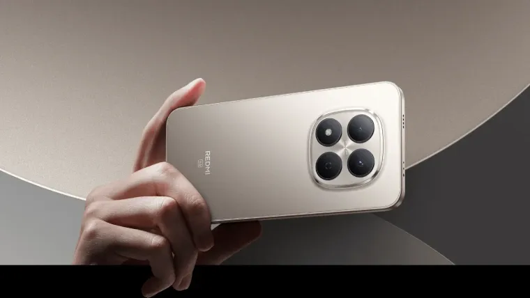 Celular da linha Redmi Note 15 na mão de homem em posição horizontal com foco nas câmeras