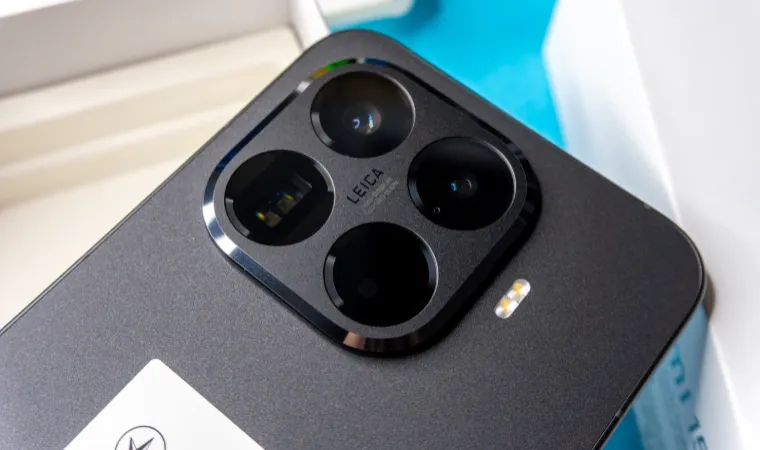 Imagem mostra detalhes das câmeras de um celular da Xiaomi