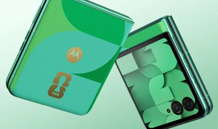 Imagem mostra detalhes de dois celulares dobráveis de cor verde