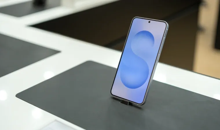 Um dos melhores celulares Samsung com câmera boa em vitrine de loja