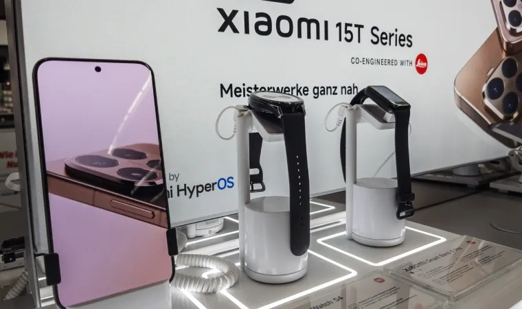 Vitrine de loja da Xiaomi com a nova linha de celulares com infravermelho