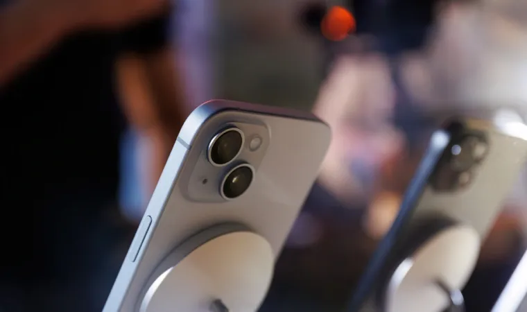 Imagem da parte traseira de um iPhone 15