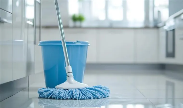 Balde e mop azul em uma cozinha