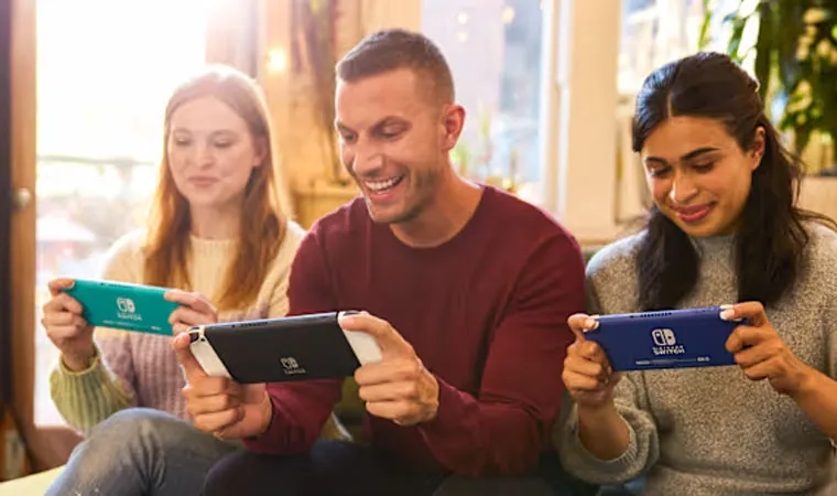 Imagem de um homem e duas mulheres jogando cada um com seu Nintendo Switch Lite de diferentes cores