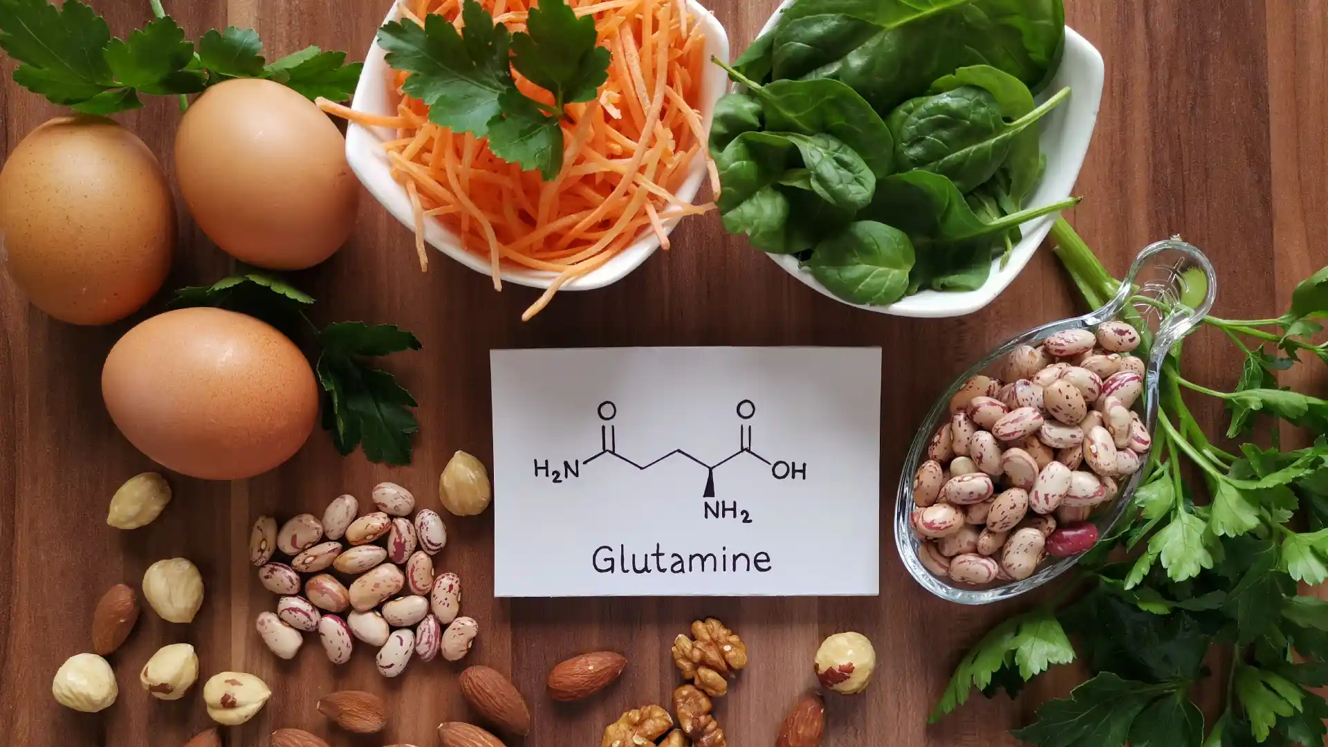 Alimentos que possuem glutamina distribuídos em cima da mesa