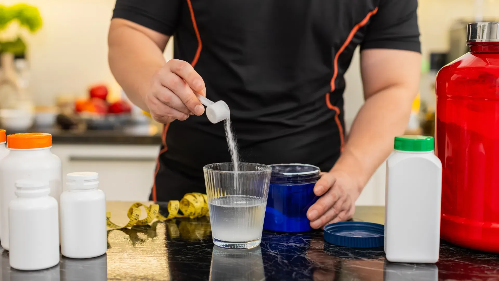 Homem misturando o suplemento na água