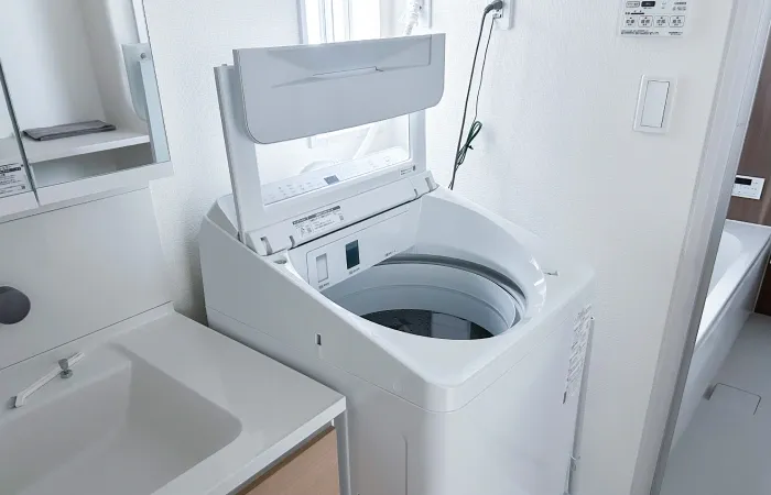 Imagem de uma máquina de lavar com a tampa aberta