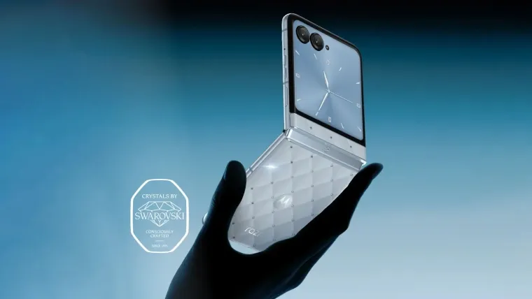 Imagem de divulgação do celular Motorola Razr 60 com cristais Swarovski