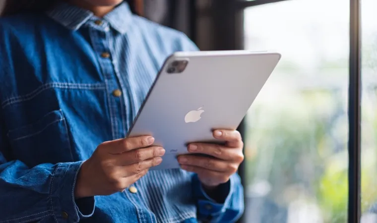Uma pessoa segura um iPad Pro com as duas mãos