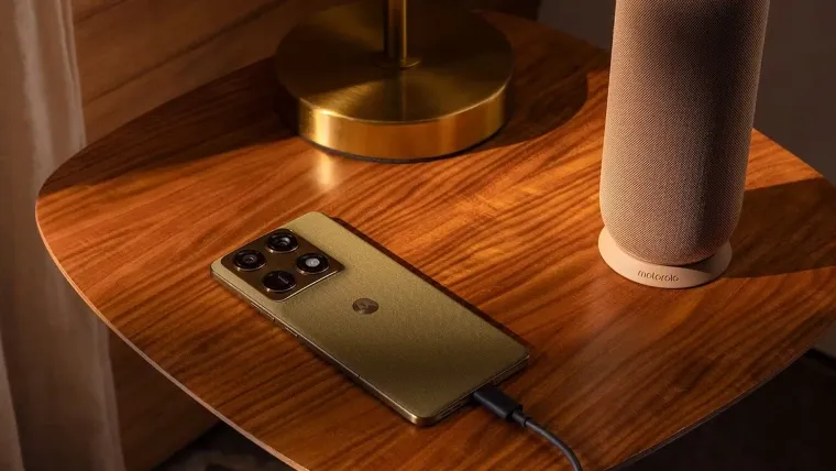 Imagem do celular Motorola Signature conectado ao carregador sobre mesa de madeira