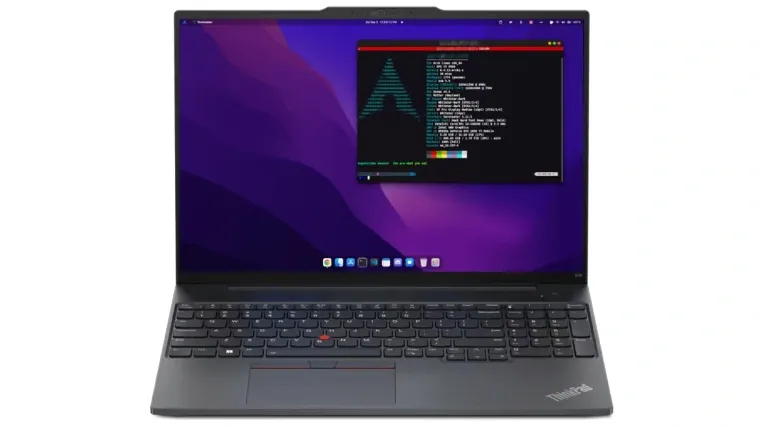 Imagem de um notebook Lenovo com o sistema Linux  