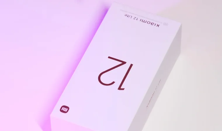 Celular Xiaomi 12 Lite, que não atualiza mais em 2026, em sua caixa rosa