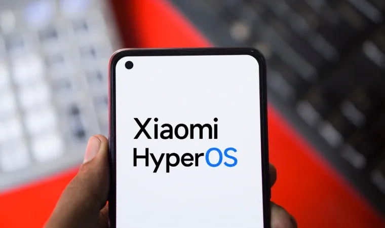 Celular Xiaomi com a tela branca escrito Xiaomi HyperOS