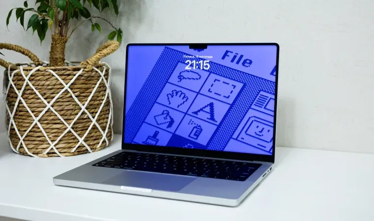 Imagem de um Macbook Pro aberto com a tela de bloqueio ligada