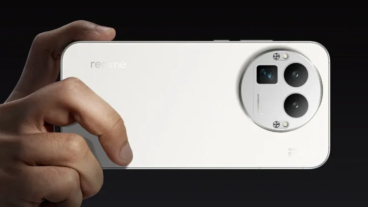 Imagem da traseira do realme GT 8 Pro com destaque para o conjunto de câmeras circular