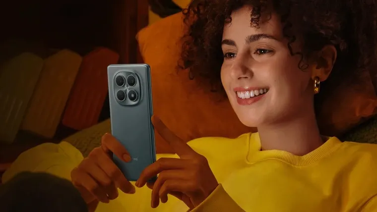 Imagem do celular Redmi Note 15 sendo usado por uma pessoa em ambiente interno