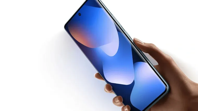 Imagem do celular Redmi Note 15 com a tela ligada sendo segurado com uma mão