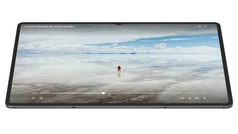 Imagem do Galaxy Tab S11 exibindo vídeo em tela cheia com paisagem natural e indicador de reprodução