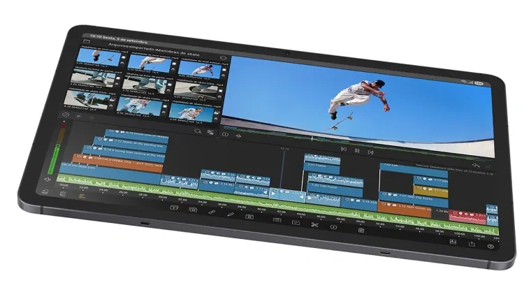 Imagem do Galaxy Tab S11 exibindo um editor de vídeo com vários clipes na linha do tempo