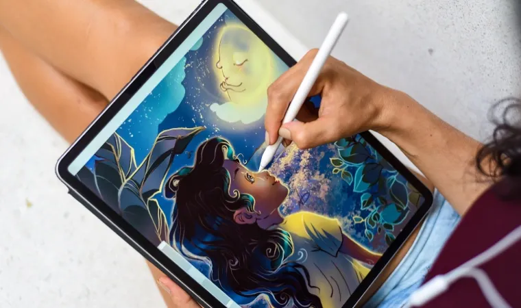 Imagem de uma mulher desenhando usando a caneta em um tablet grande 