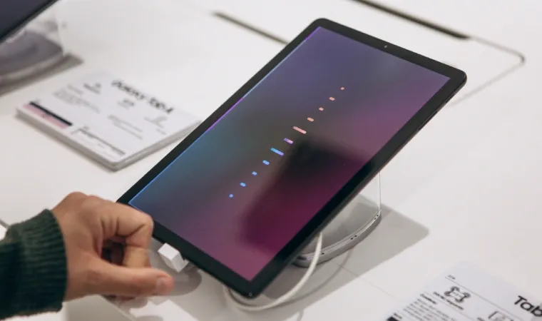 Boa opção de tablet Samsung barato em vitrine de loja da marca