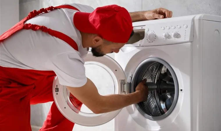 Técnico avaliando uma máquina de lavar que não liga