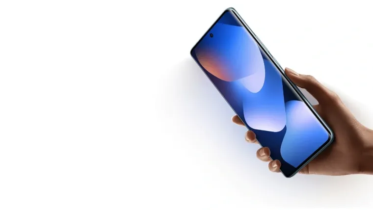 Um celular da linha Redmi Note 15 na mão de uma pessoa com a tela virada para frente