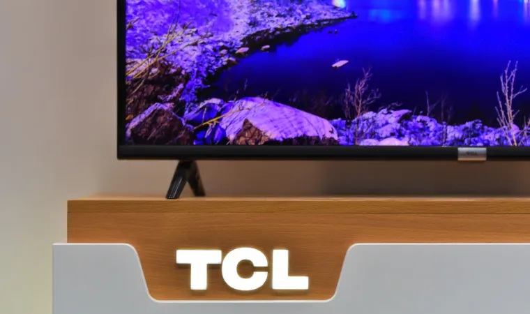 Imagem da logo da TCL em um hack com uma TV em cima