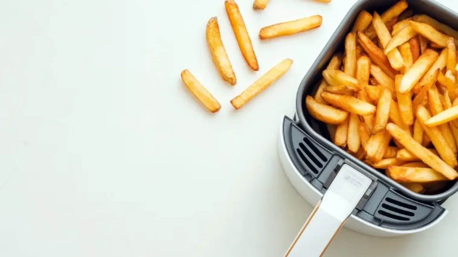 Air fryer Electrolux aberta com batatas fritas no cesto.