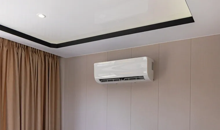 Ar-condicionado split instalado em parede de quarto