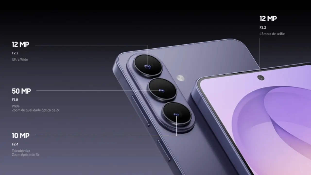 Smartphone Galaxy S26 em close mostrando especificações das câmeras traseiras e da câmera de selfie