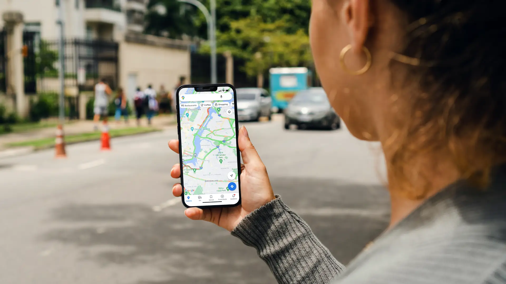 Uma pessoa segura um celular enquanto olha para a tela