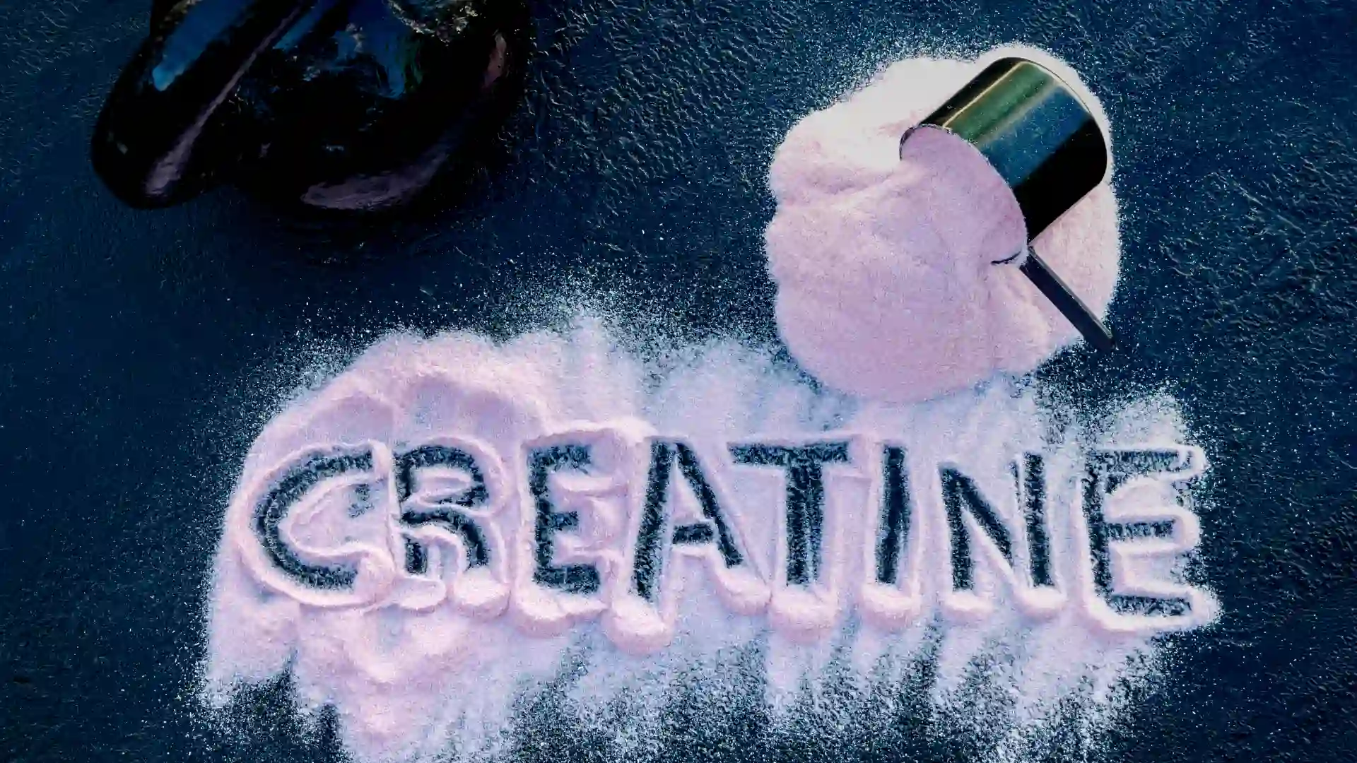 escrito creatine em cima da mesa com pó de creatina