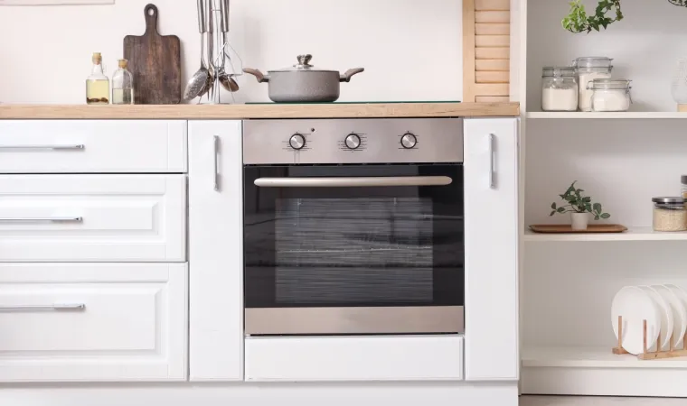 Fogão de embutir de inox instalado em uma cozinha moderna.