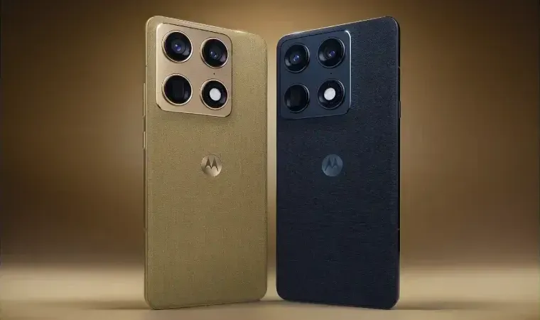 Dois celulares da Motorola estão lado a lado sobre um fundo de cor dourado