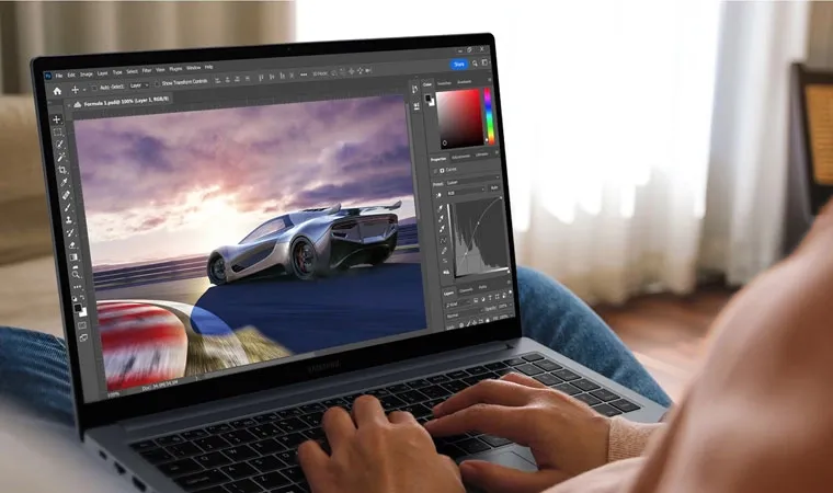 Foto de uma pessoa usando um Samsung Galaxy Book 4 para editar a foto de um carro de corrida no Photoshop