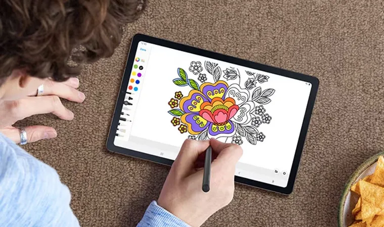 Imagem de uma pessoa pintando uma imagem colorida no tablet Samsung Galaxy Tab S6 Lite usando a tela de toque e uma caneta stylus