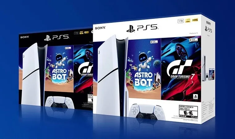 Imagem com duas caixas de consoles PlayStation 5 Slim, modelo com leitor e digital, acompanhando os jogos Astro Bot e Gran Turismo 7 sobre um fundo azul