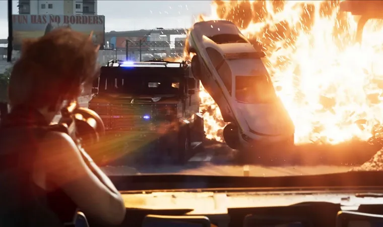 Imagem do jogo GTA 6 com a personagem Lucia explodindo um carro de polícia usando um lança-granadas pelo espaço do para-brisa traseiro do carro