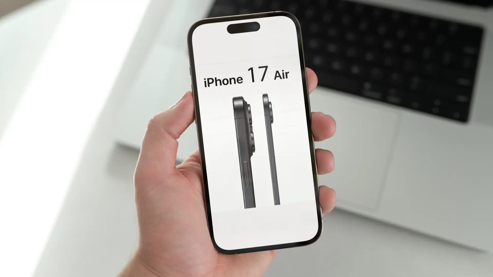 Um homem segura com uma mão o iPhone 17 Air