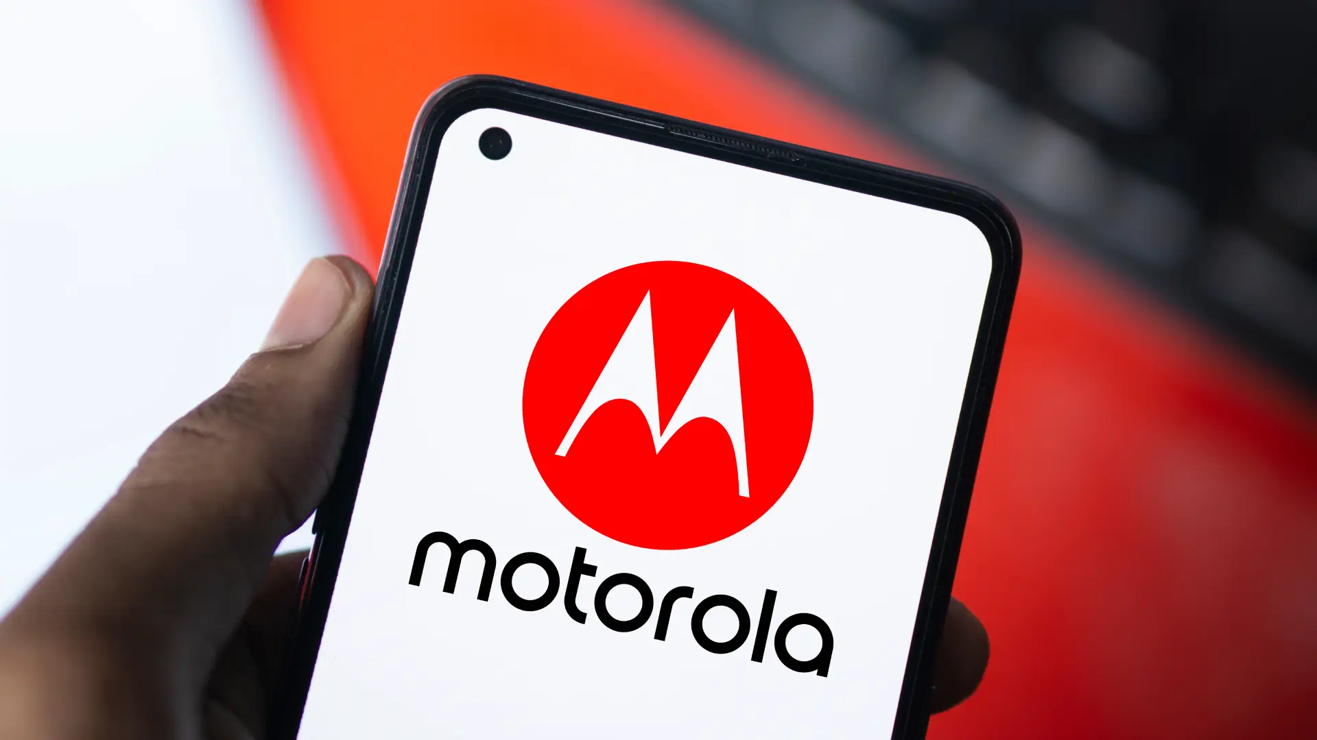 Imagem mostra um celular com a logo da Motorola na tela