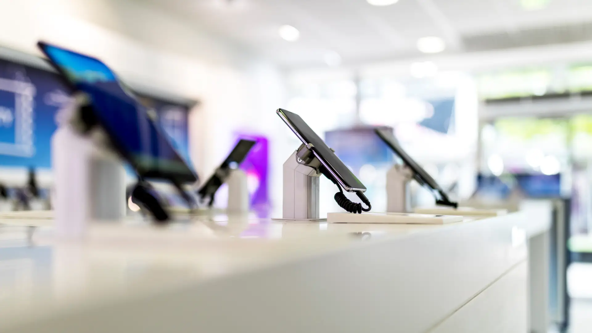 Vitrine de loja com várias opções de celular até 1500 reais