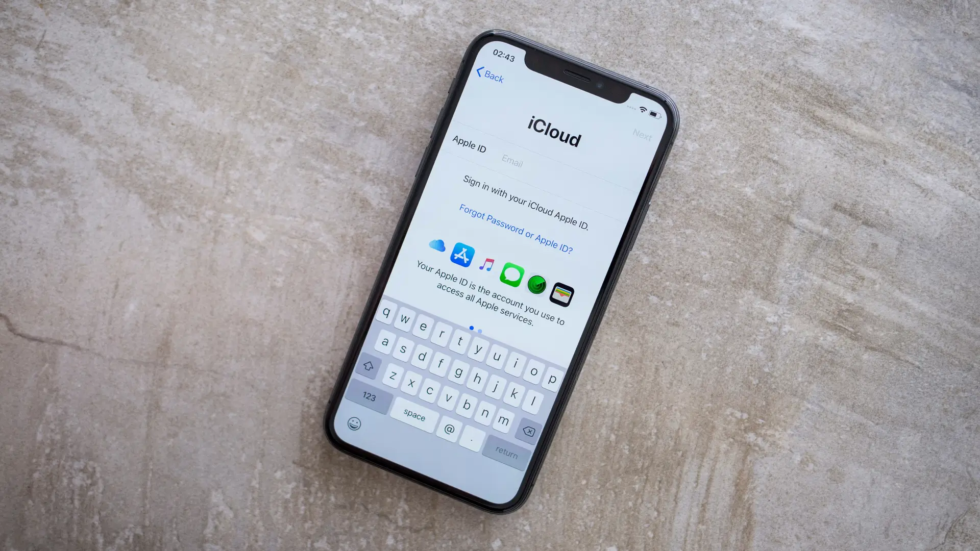 Imagem mostra a tela de um iPhone pronta para fazer login pelo iCloud