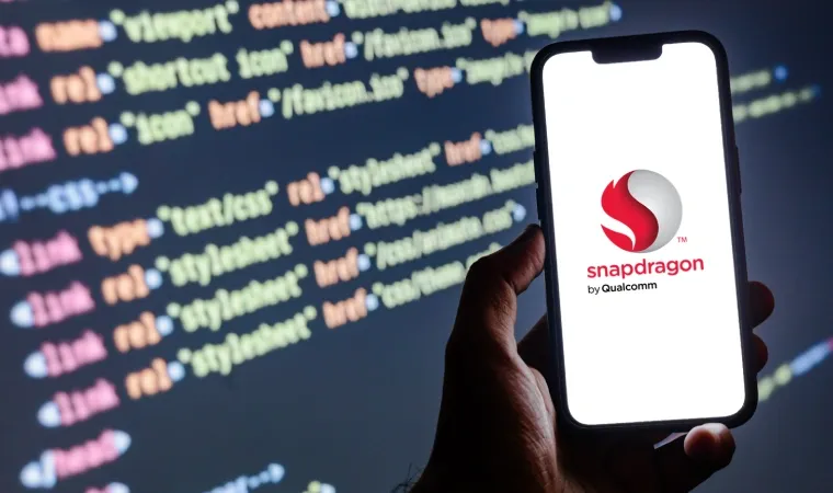 Uma pessoa está com um celular na mão. Na tela aparece escrita a palavra Snapdragon